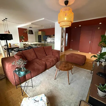 Spacious 2 Bedroom With Stunning Mountain View Appartement